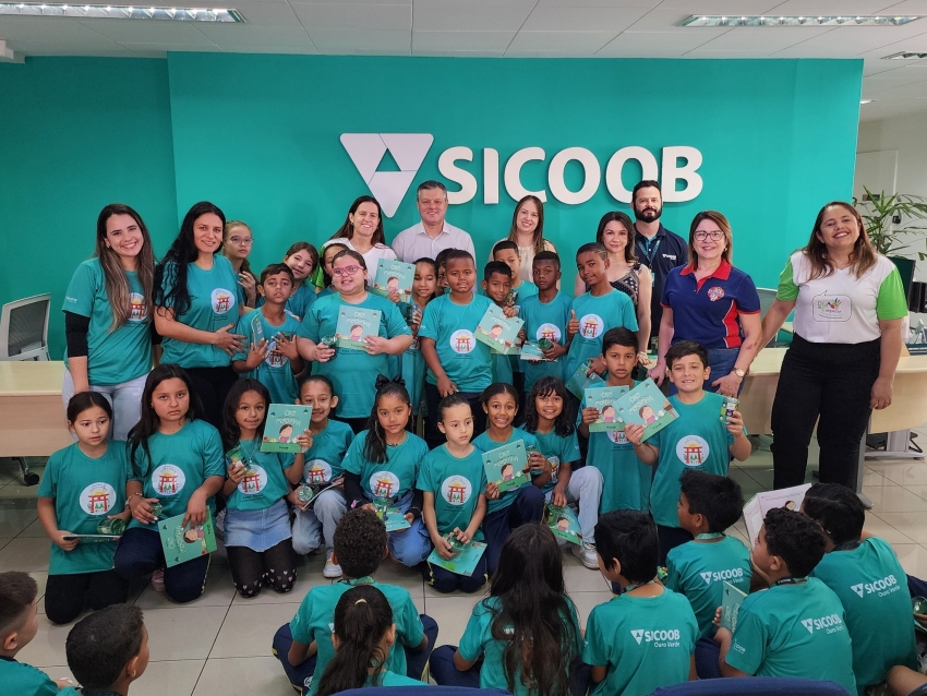 ALUNOS DAS COOPERATIVAS MIRINS DE ASSAÍ VISITAM AGÊNCIA DO SICOOB