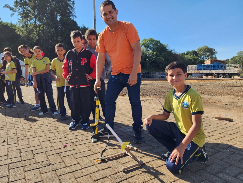 ALUNOS DA REDE MUNICIPAL DE ASSAÍ LANÇAM FOGUETES PARA A OLIMPÍADA BRASILEIRA DE ASTRONOMIA 2025