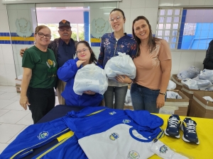 PREFEITURA DE ASSAÍ DISTRIBUI UNIFORMES ESCOLARES PARA ALUNOS DA APAE