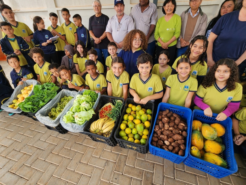 ALUNOS VISITAM A COZINHA CENTRAL DE ASSAÍ EM AÇÃO DO CONCURSO AGRINHO 2025