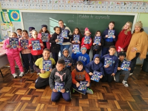 ALUNOS DE ASSAÍ RECEBEM MATERIAL PEDAGÓGICO PARA O CONCURSO AGRINHO 2025