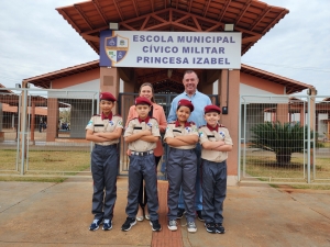 ASSAÍ - ALUNOS DA ESCOLA CÍVICO-MILITAR PRINCESA IZABEL RECEBEM UNIFORME DE GALA