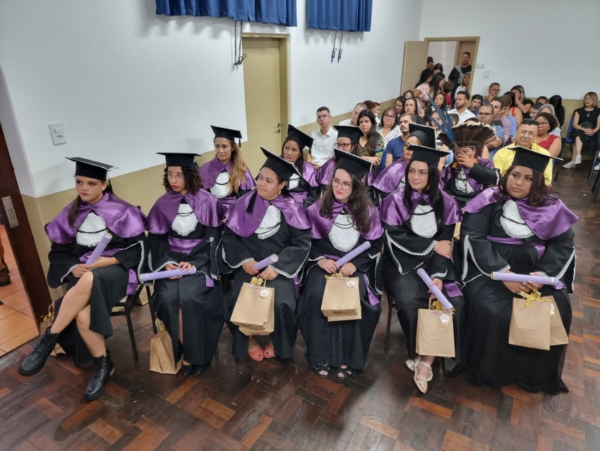 ALUNOS DA UAB ASSAÍ RECEBEM DIPLOMAS DE PEDAGOGIA PELA UEM