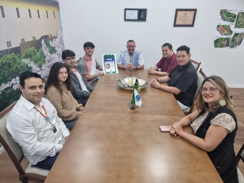 ASSAÍ - Equipe ganhadora do 1° Ideathon de Esportes, organizado pela Universidade Estadual de Londrina (UEL), apresenta o projeto para o Prefeito Tuti Bomtempo