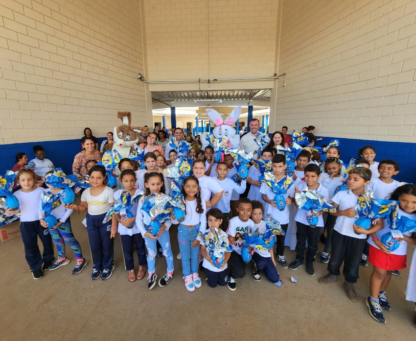 ASSAÍ - PREFEITO TUTI ENTREGA OVOS DE PÁSCOA PARA ALUNOS DA REDE MUNICIPAL E APAE