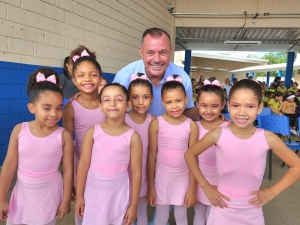 PREFEITO TUTI ENTREGA UNIFORMES PARA ALUNAS DA OFICINA DE BALÉ EM ASSAI