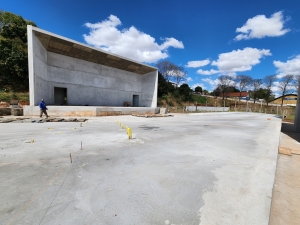 CINEMA E ANFITEATRO AO AR LIVRE EM CONSTRUÇÃO EM ASSAÍ